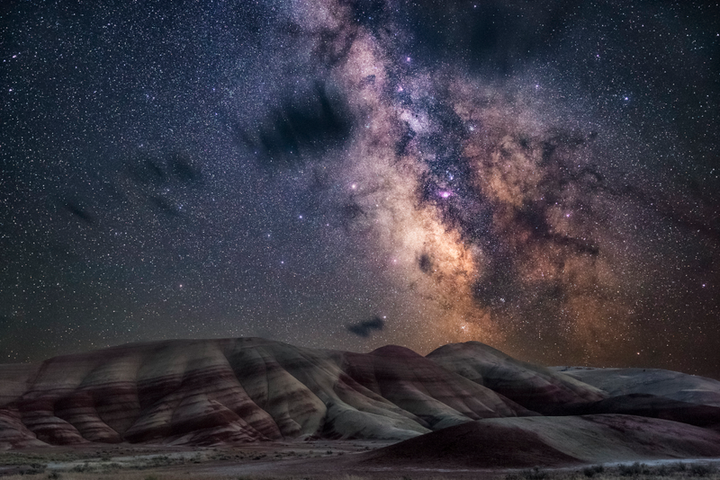 La Vía Láctea sobre las Painted Hills de Oregón. Fotógrafo: Nicholas Roemmelt (Alemania)